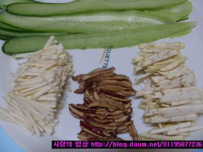 애벌레의 꿈을 닮은인삼채 오이말이