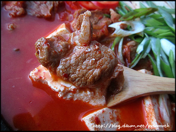 엄마의 김치찌개 밥상 이미지