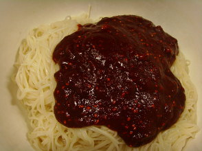 설날 이후의 매콤한 비빔국수