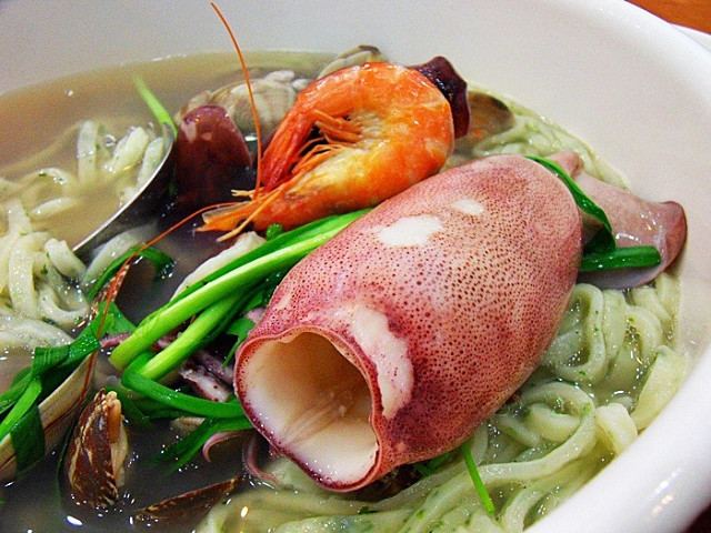 긴 이름만큼 맛있는 본가부추해물손칼국수