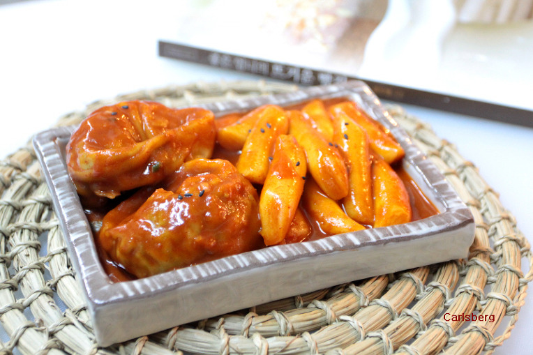 한입 먹으면 바로 중독이 되는 - 만두 떡볶이