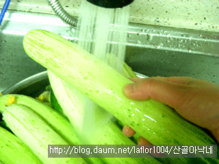 입에 불나는 매운 맛을 잠재워줄 시원한 오이지냉국!!~