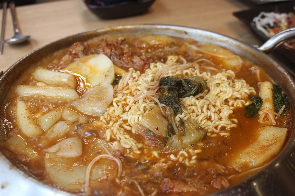 대구맛집투어 스토리채널 | [대구맛집닷컴/반야월맛집/감자탕] 지하철 반야월역 부근, 제주도산 무한리필 감자탕전문점, 동호동 #다퍼무리... 