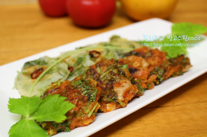 향긋하고 쫀득한... 참나물 감자 김치전~