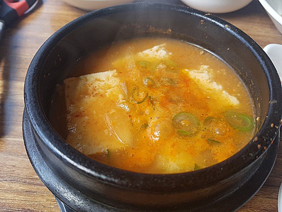 맛있는 점심식사로 기분 좋은 시간